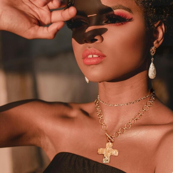 Layered Hammered Gold Cross Pendant Necklace - Bold & Stylish for Any Occasion - Picture 2 of 6